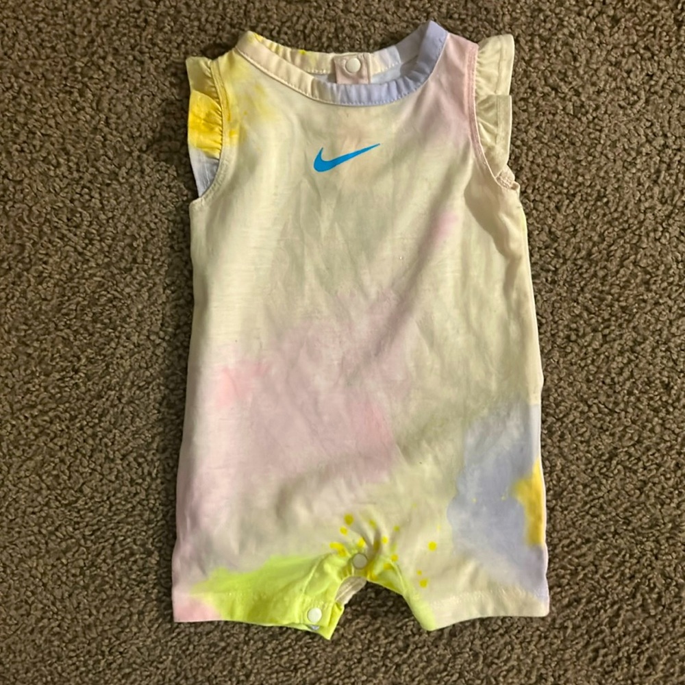 Infant size 3 months Nike jumper, barely worn she grew out of it so quickly NWT